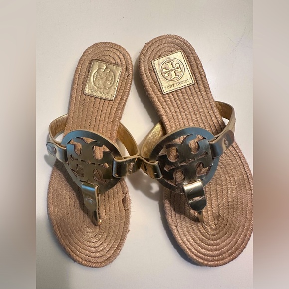 💛 Rare! Tory Burch Logo Metallic Gold Platinum Raffia Sandal Flip Flop 8 💛 - Picture 2 of 5